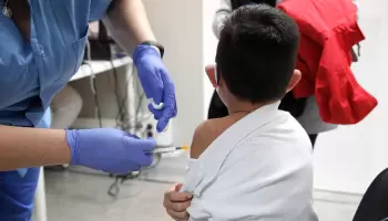 “Si dejamos de vacunar a 6 millones de chicos corremos el riesgo de provocar una nueva variante”