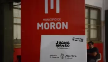 Morón: Entregan notebooks para estudiantes de secundaria