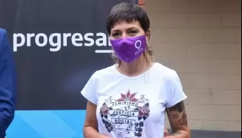 Aunque la niegue, Mayra Mendoza banca a su polémica “asesora” a través de una beca