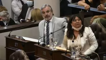 La barra brava de Racing echó de la tribuna a un ex intendente condenado por violación