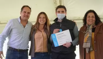 Karina Menéndez y Santiago Maggiotti entregaron viviendas en merlo