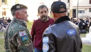 Intendente K ultrajó la bandera nacional en un edificio público para que se parezca a la del FdT