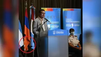 Un ministro de Schiaretti posó junto a una bandera de un país no reconocido por la ONU