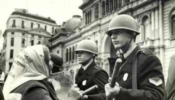 ​​​​​​​Dos postales de Madres de Plaza de Mayo a 45 años de su primera marcha