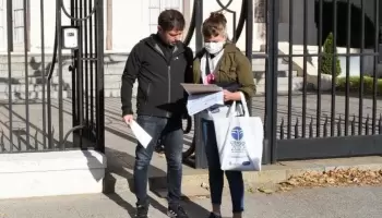 Sin barbijo, en la puerta y mal pagos: Críticas a Kicillof por su foto durante el censo