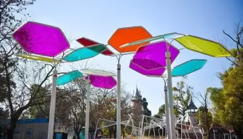 La Plata: Con efectos lumínicos, avanza la novedosa Plaza de la Energía en la República de los Niños