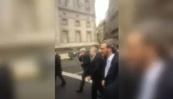 “Te cagaste en los muertos”: Escracharon a Alberto Fernández a la salida del tedeum