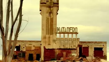 Epecuén, entre las ruinas y el olor a sal