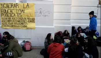 Sentada de alumnos del Normal 1: “No andan las estufas y con este frío no se puede cursar”