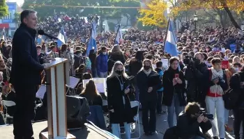 Fernando Gray tomó la promesa a la bandera a alumnos de escuelas de Esteban Echeverría