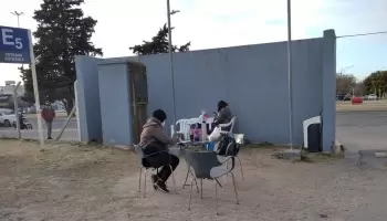 Con temperaturas bajo cero, Axel Kicillof montó un vacunatorio a la intemperie