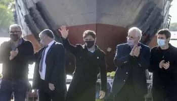 Kicillof vuelve a prescindir del ARS y compra una lancha de 70 millones de pesos