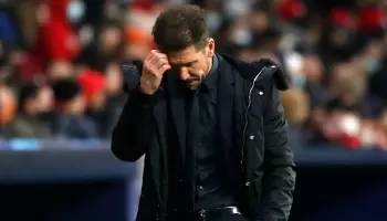 El “Cholo” Simeone quiso posar para la foto jugando al ajedrez, pero olvidó un par de detalles