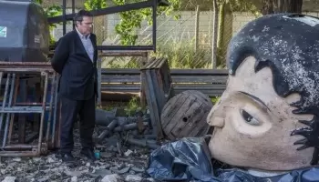 Con la educación por el piso, el ministro de Cultura sale a la compra de riñoneras del CCK