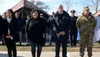 Distraída: Carla Vizzotti se equivocó y fue a un acto con una bota de cada color