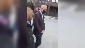 A los gritos de “Ladrón hijo de puta”, escracharon a Jorge Ferraresi saliendo de Casa Rosada
