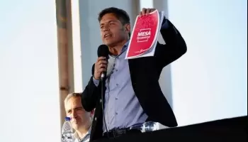 La crisis se profundiza y Kicillof se embarca en un multimillonario gasto en marketing de indumentaria