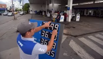 La nafta en Argentina, una de las más baratas del continente