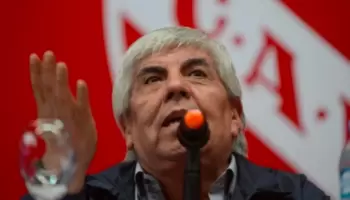 Crisis en Independiente: Mientras reprimían a los hinchas, Hugo Moyano huyó en un auto blindado