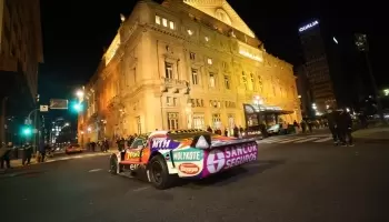 12 autos de carrera recorrieron la Av. 9 de Julio y hoy tendrán su gala en el Teatro Colón