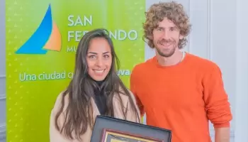 San Fernando: Andreotti distinguió a Evelina Cabrera, representante mundial del fútbol femenino