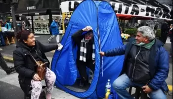 Negocio piquetero: 50 pesos por ir al baño en un balde y no abandonar la marcha