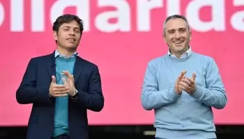 Kicillof y Larroque gastarán 10 millones de pesos en productos de "merchandising"