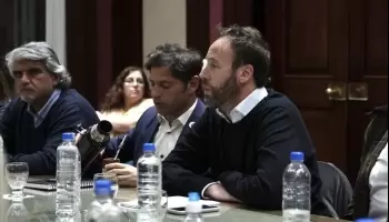 Tras endeudarse en dólares para pagar planes sociales, PBA continúa el despilfarro