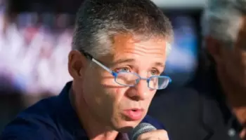 "Macri quiere cerrar Aerolíneas Argentinas porque tiene negocios con la aviación privada con Lewis"