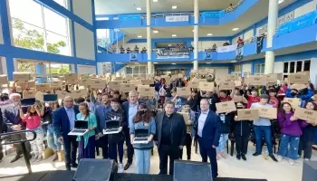 Mario Ishii junto al ministro Perczyk entregaron 1500 netbooks en José C. Paz