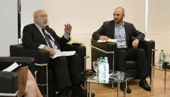 Joseph Stglitz y Martín Guzmán realizaron un acto partidario dentro de la UNLP