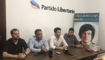 Ezequiel Vera junto con Marcelo Peña alzaron las banderas de Javier Milei en La Plata