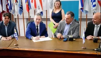 Fernando Gray y Yamandú Orsi firmaron un convenio entre Esteban Echeverría y Canelones