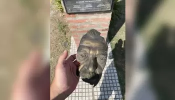 En el aniversario de la democracia, destruyeron un busto de Raúl Alfonsín