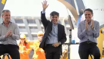 Sombrillas, gorras y llaveros: Las prioridades de Axel Kicillof de cara al año electoral