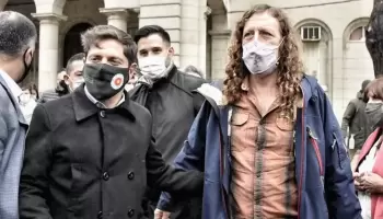 Por tranzar paritarias a la baja con Kicillof, escracharon al titular de ATE, Oscar De Isasi
