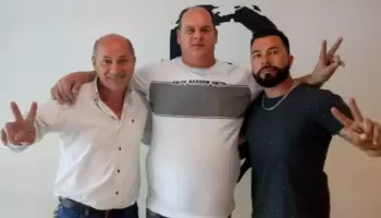 Remisería vinculada a Mario Secco reparte bolsas navideñas de Desarrollo Social a sus clientes