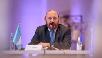 En Formosa entregan ojotas con el nombre de Gildo Insfrán