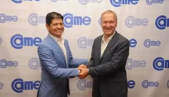 Juan Schiaretti vuelve a utilizar el avión sanitario para fines privados