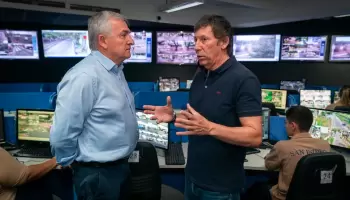 Gustavo Posse se prueba el traje de precandidato a gobernador, pero faltan detalles