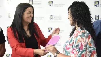 Noe Correa estuvo en una nueva entrega de plantillas ortopédicas en el Polideportivo de Villa de Mayo