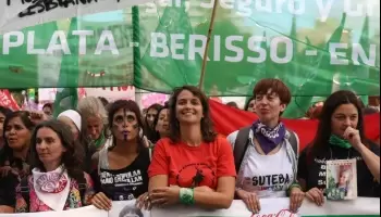 “La campaña del ministerio de las Mujeres es pintar bancos”