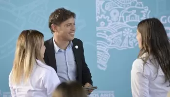 Pensando en el voto joven, Kicillof regalará más de 140 mil viajes de egresados