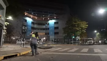 Tras acto de CFK despliegan operativo de limpieza: “Ensuciaron y vandalizaron todo a su paso”