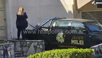 Candidato de Javier Milei se atrincheró en la casa de su ex mujer pese a tener una perimetral