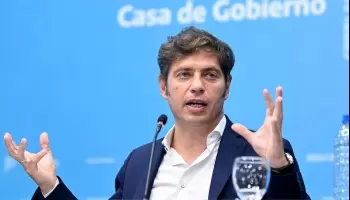 Con la provincia en llamas, Axel Kicillof gastará más de 800 millones en gorros y stickers de campaña