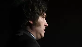 Javier Milei fue escrachado por una militante: “Este hombre nos traicionó”