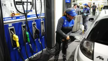 Según un informe, el argentino promedio puede comprar 412 litros de nafta con su salario