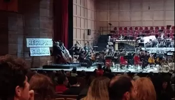 Teatro Argentino: En un estreno mundial, trabajadores volvieron a reclamar contra la gestión Kicillof