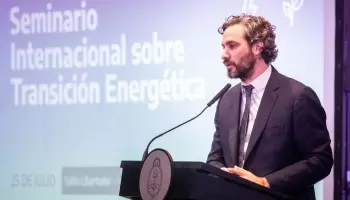 Tras los papelones con el idioma, Santiago Cafiero sale a contratar traductores